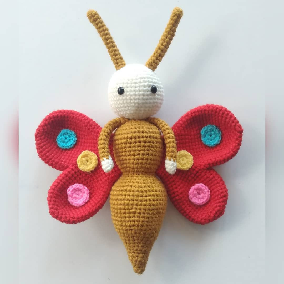Hướng dẫn chi tiết cách móc len búp bê bướm amigurumi với thân màu vàng và cánh đỏ