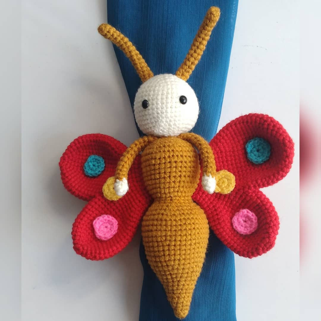 Hướng dẫn chi tiết cách móc len búp bê bướm amigurumi với thân màu vàng và cánh đỏ