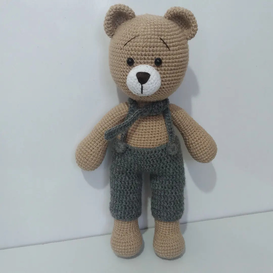 Hướng dẫn chi tiết cách móc len gấu teddy mặc quần yếm màu xám và be, bao gồm các bước tăng giảm mũi