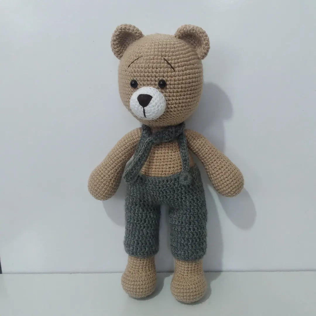 Hướng dẫn chi tiết cách móc len gấu teddy mặc quần yếm màu xám và be, bao gồm các bước tăng giảm mũi