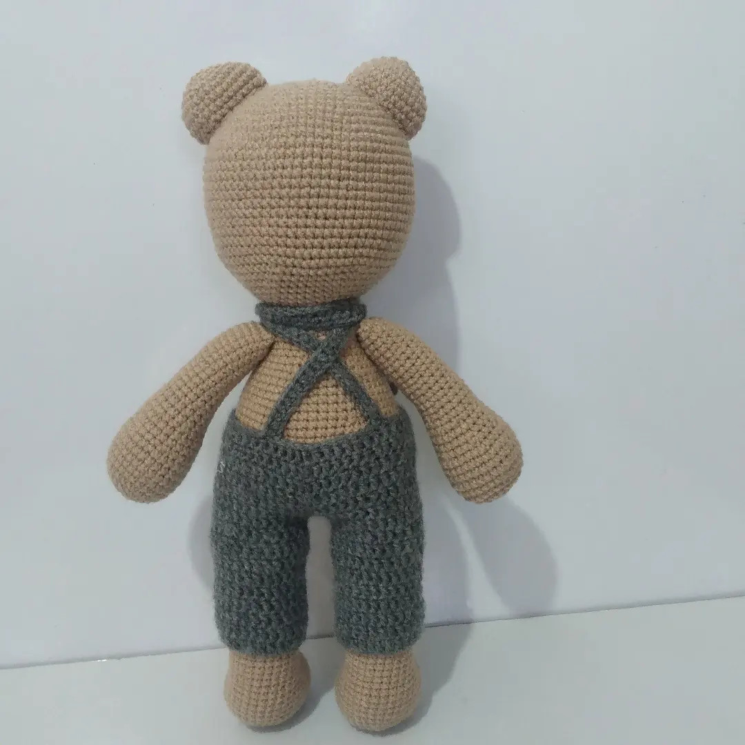 Hướng dẫn chi tiết cách móc len gấu teddy mặc quần yếm màu xám và be, bao gồm các bước tăng giảm mũi