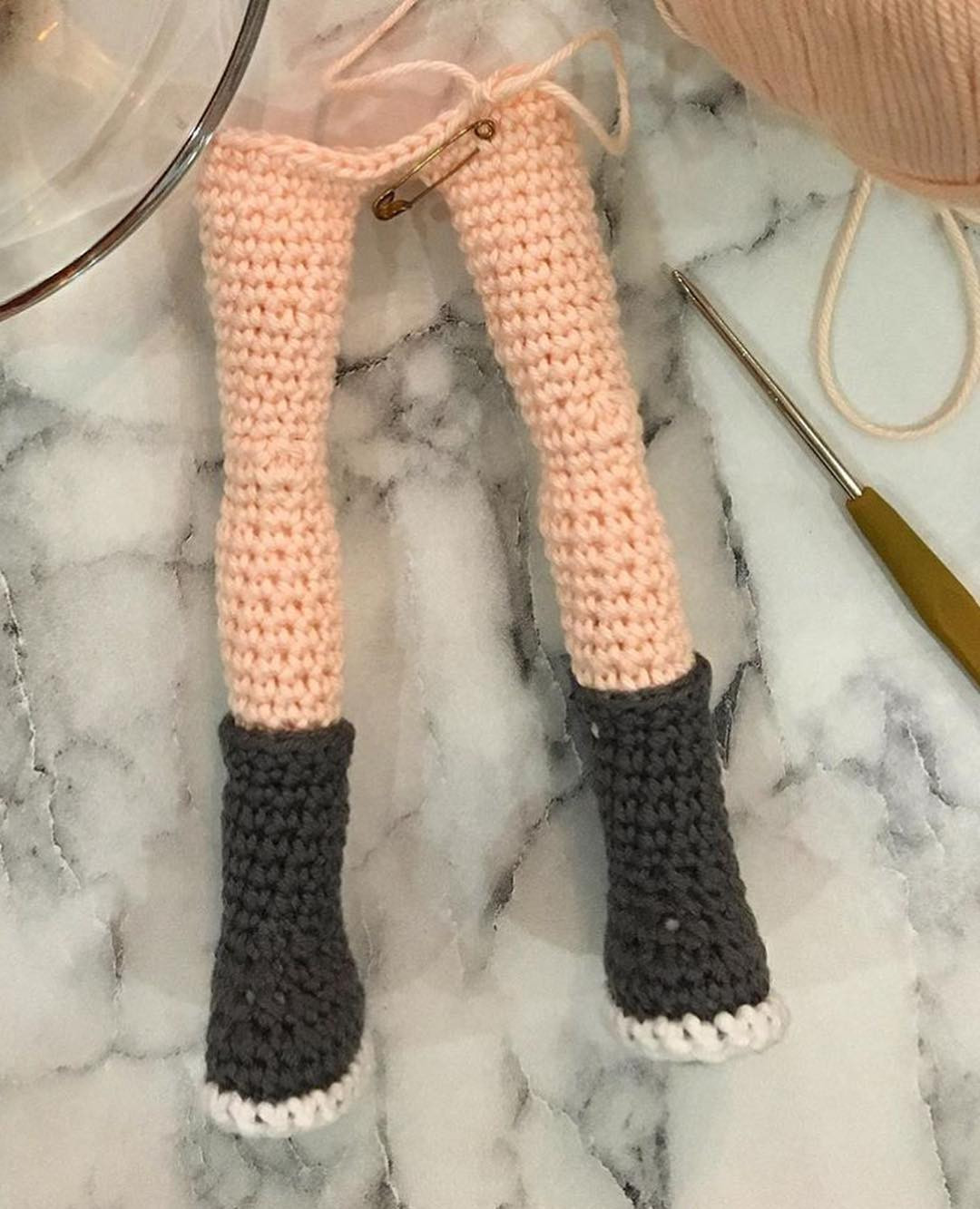 Hướng dẫn móc len búp bê Amigurumi mặc váy xanh gradient và giày đen