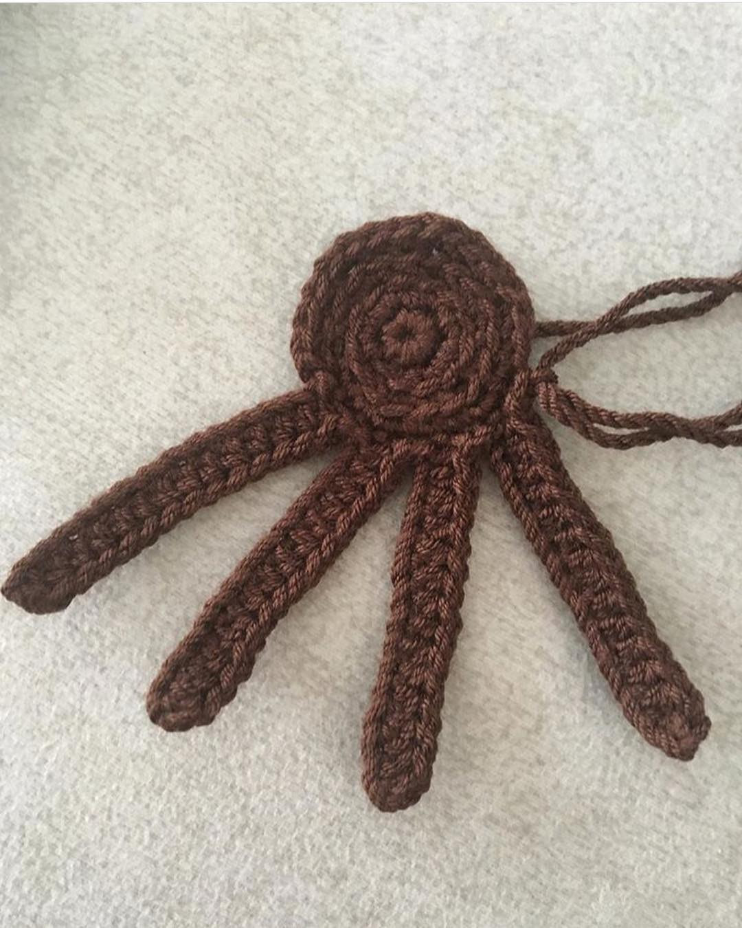 Hướng dẫn móc len búp bê Amigurumi mặc váy xanh gradient và giày đen