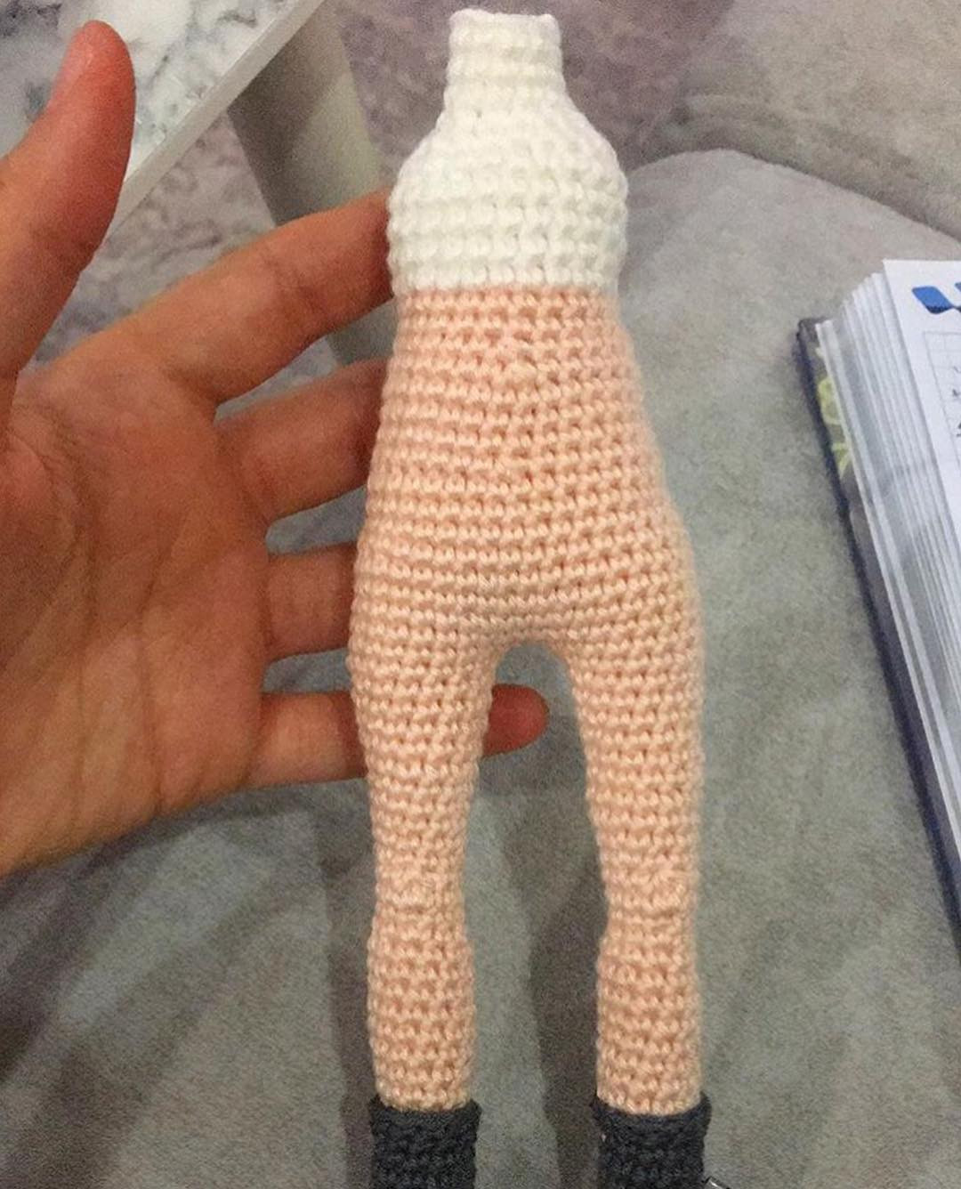 Hướng dẫn móc len búp bê Amigurumi mặc váy xanh gradient và giày đen