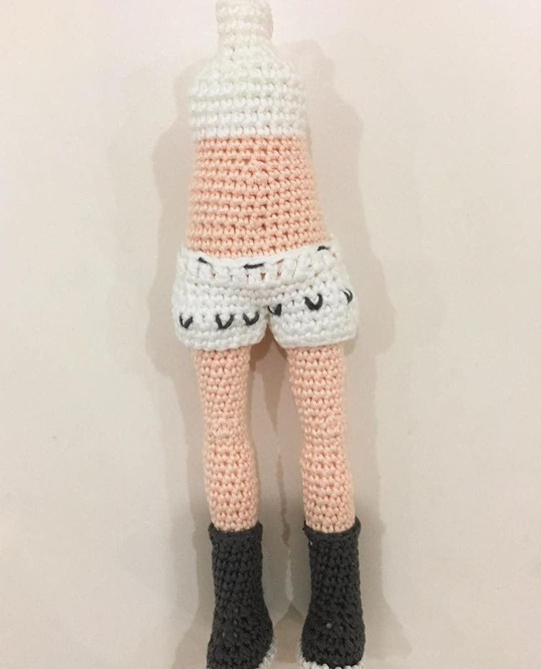 Hướng dẫn móc len búp bê Amigurumi mặc váy xanh gradient và giày đen