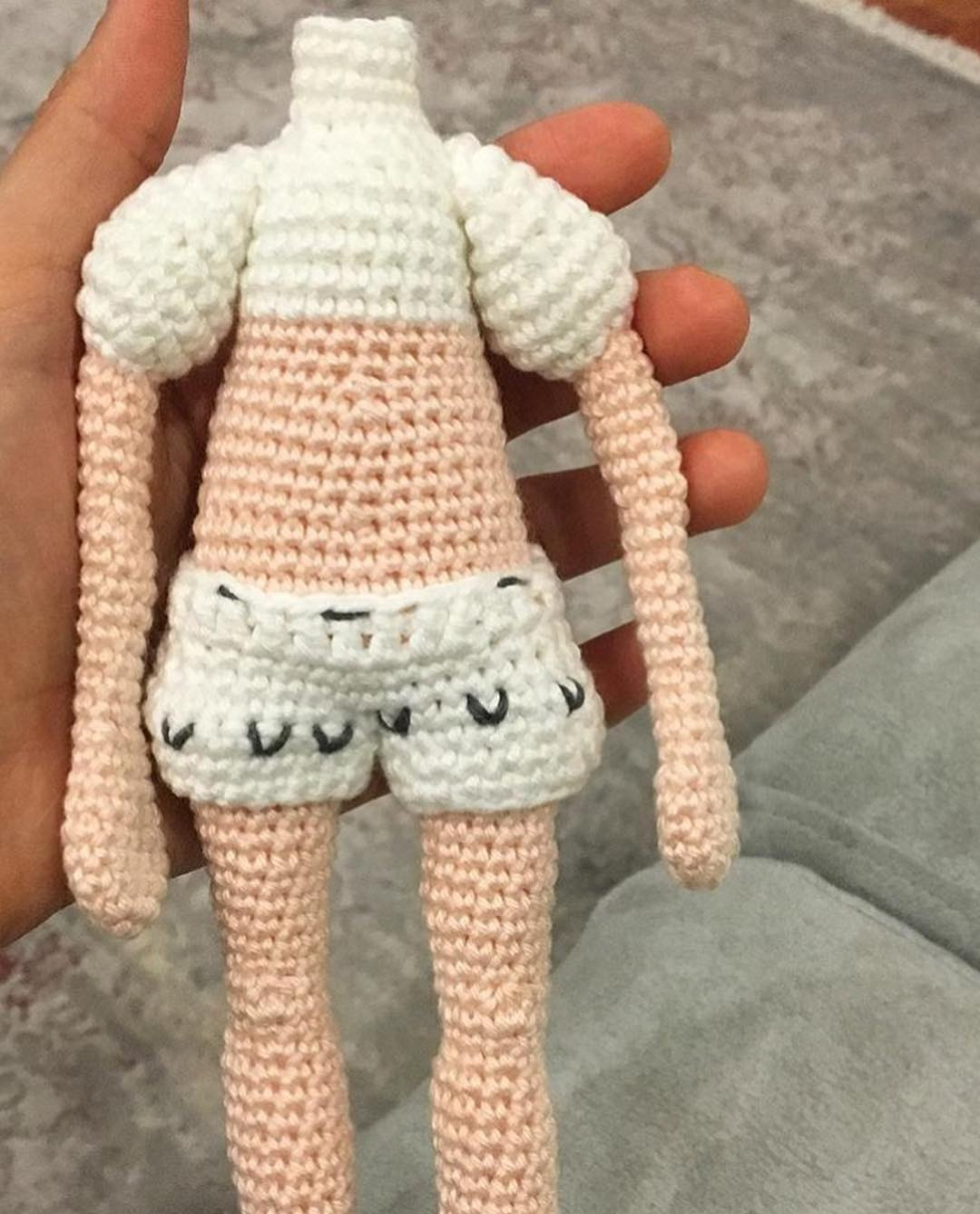 Hướng dẫn móc len búp bê Amigurumi mặc váy xanh gradient và giày đen