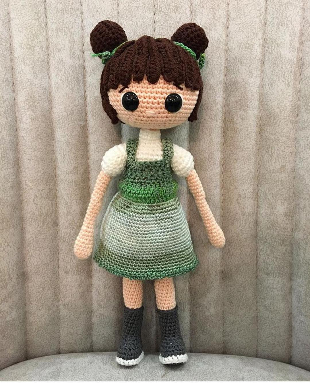 Hướng dẫn móc len búp bê Amigurumi mặc váy xanh gradient và giày đen