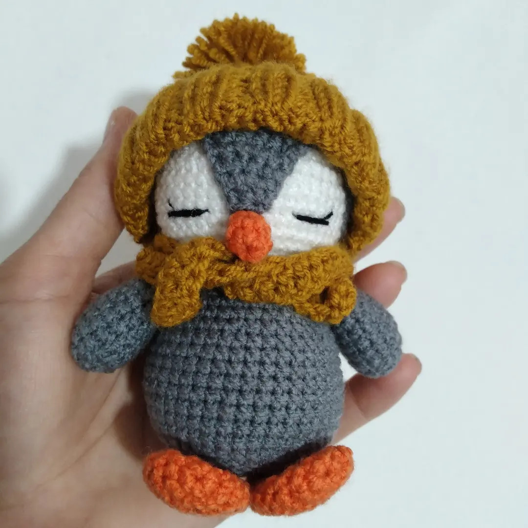 Hướng dẫn móc len chim cánh cụt dễ thương đội mũ và khăn choàng màu vàng nâu