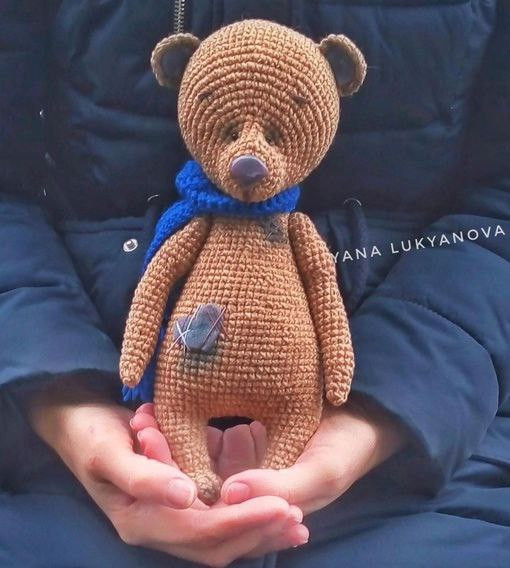 Hướng dẫn móc len gấu bông amigurumi với khăn quàng xanh và vá, sử dụng chỉ Alize Real 40 Angora