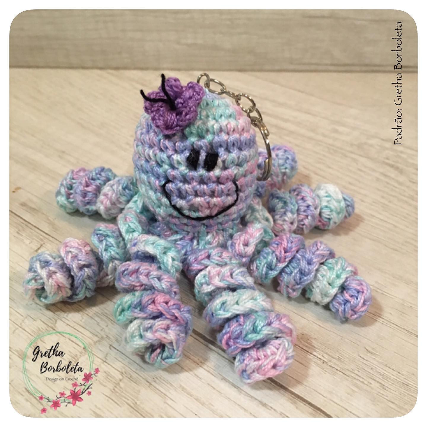 Hướng dẫn móc len Polvo Amigurumi pastel với hoa tím, bao gồm đầy đủ vật liệu và cách làm chi tiết từng phần