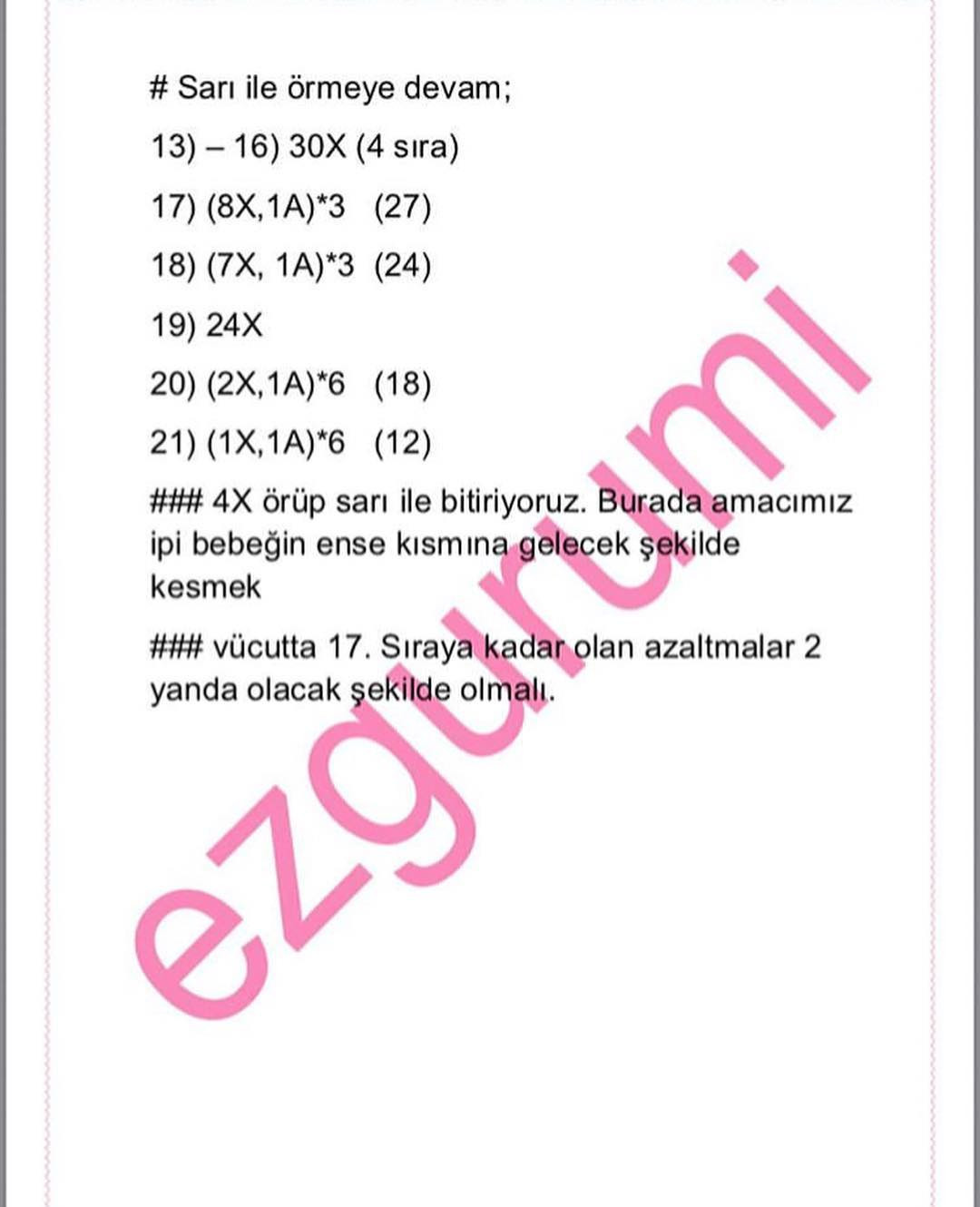 Mẫu móc len búp bê Mini Niloya mặc váy hoa hồng và tất màu xanh