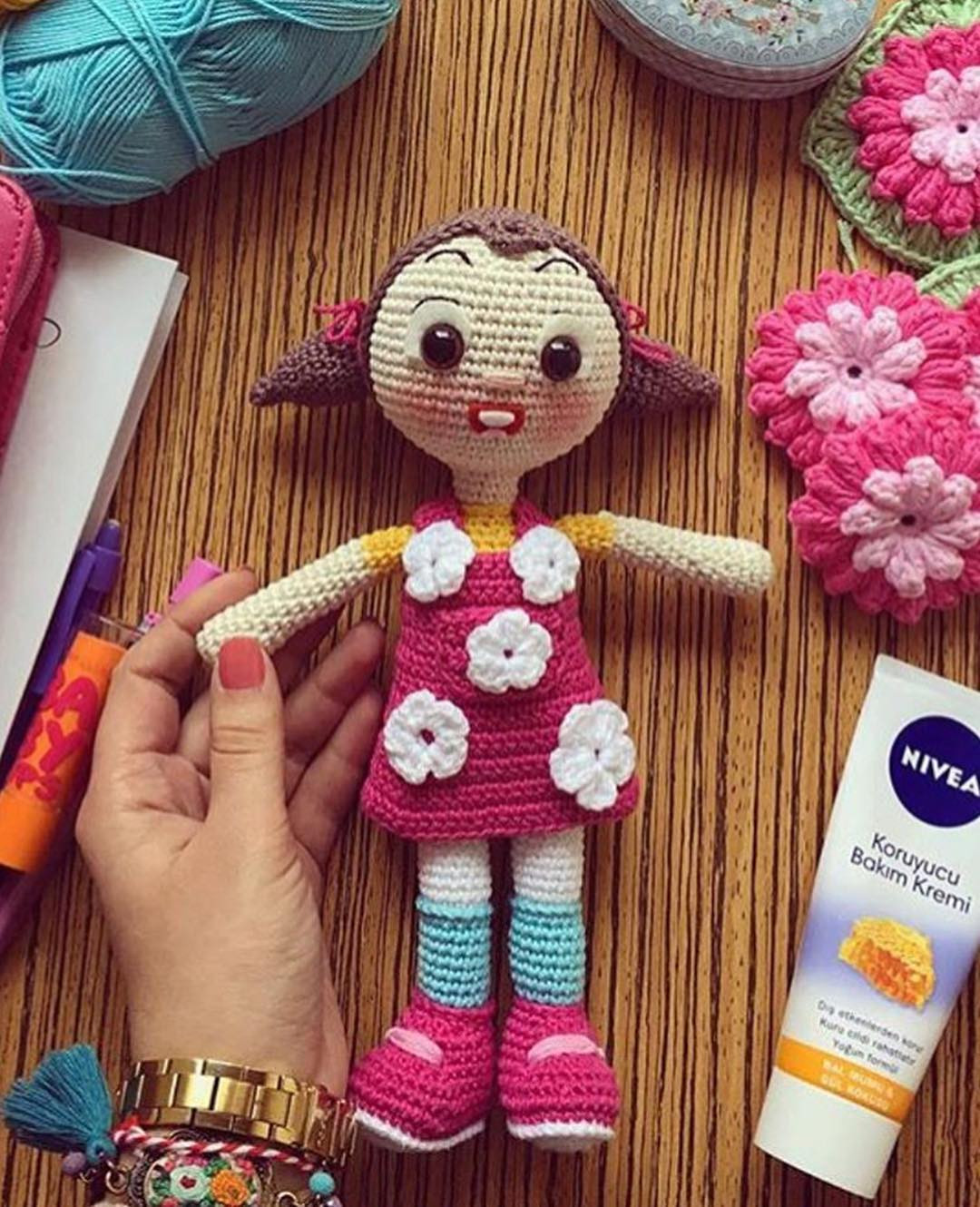 Mẫu móc len búp bê Mini Niloya mặc váy hoa hồng và tất màu xanh