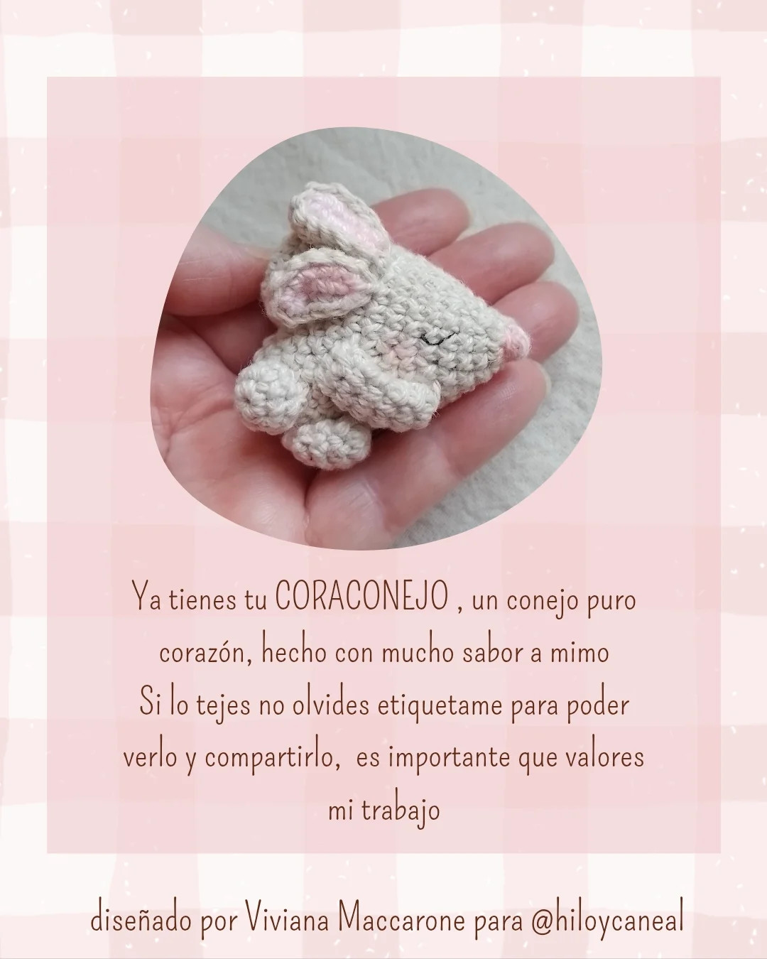 Patrón de ganchillo gratuito para Coranejo, un amigurumi adorable con forma de corazón y orejas rosadas