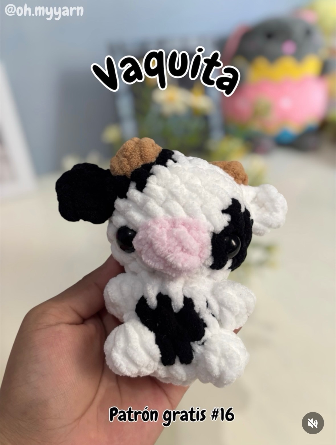 Patrón gratis Mini Vaquita: Búp bê bò con móc len Chenille màu đen trắng và cam