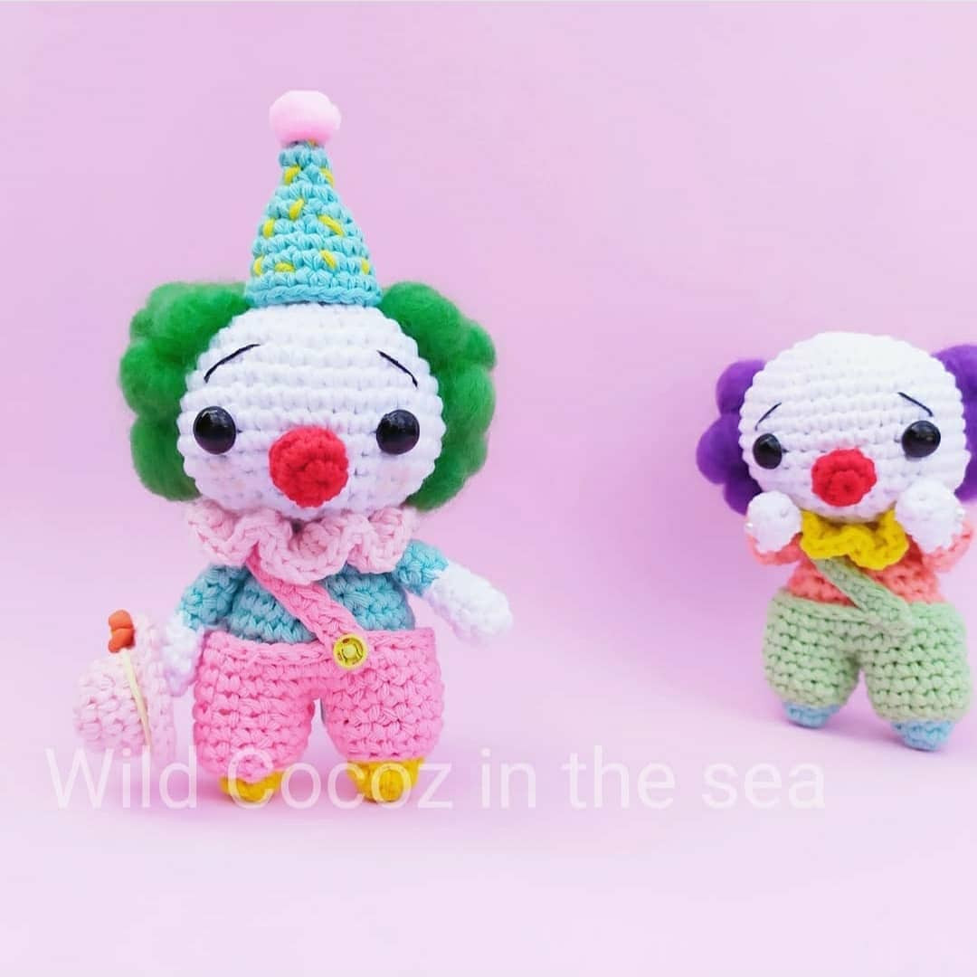 Patrón Gratuito Amigurumi Payasito Piolini: Guía de Tejer Búfete con Sombrero Amarillo y Pantalones Rosas