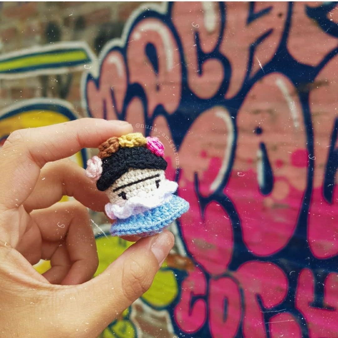 Patrón gratuito de amigurumi Frida Kahlo estilo Tsum Tsum con flores en el pelo