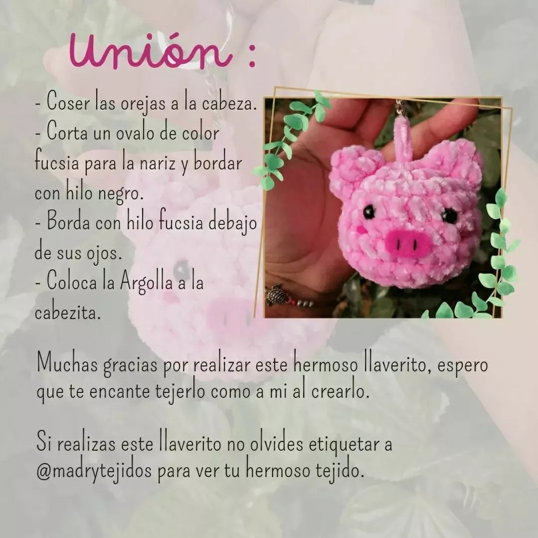 Patrón gratuito de llavero cerdito rosa hecho con lana chenille y crochet