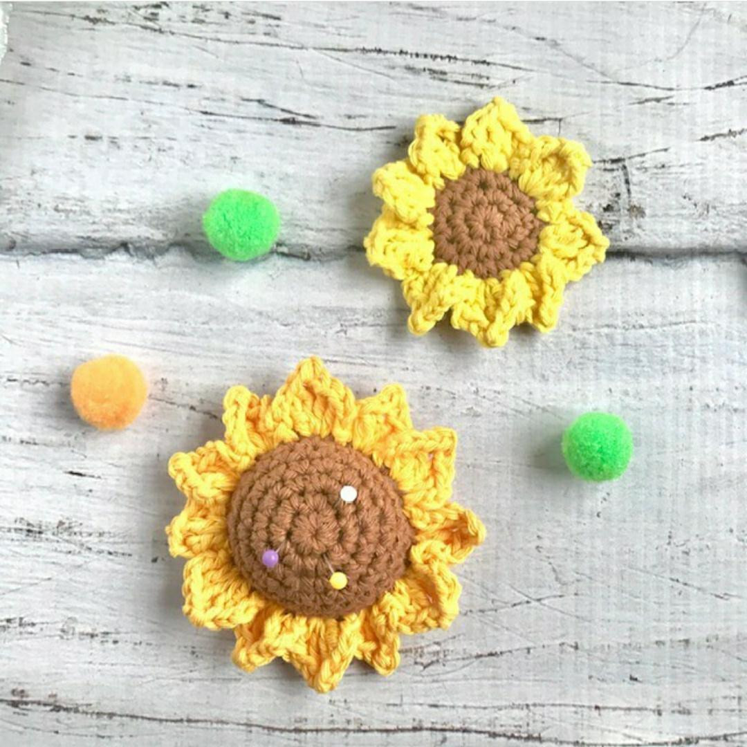 Patrón gratuito de Mini Girasol Bhindi: Alfilerero y Pin de crochet amarillo y marrón