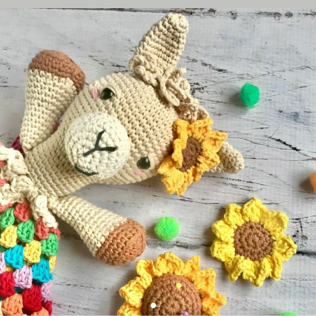 Patrón gratuito de Mini Girasol Bhindi: Alfilerero y Pin de crochet amarillo y marrón