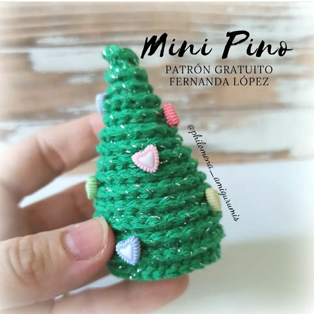 Patrón gratuito Mini Pino Navideño de amigurumi con hilo verde brillante y decoraciones
