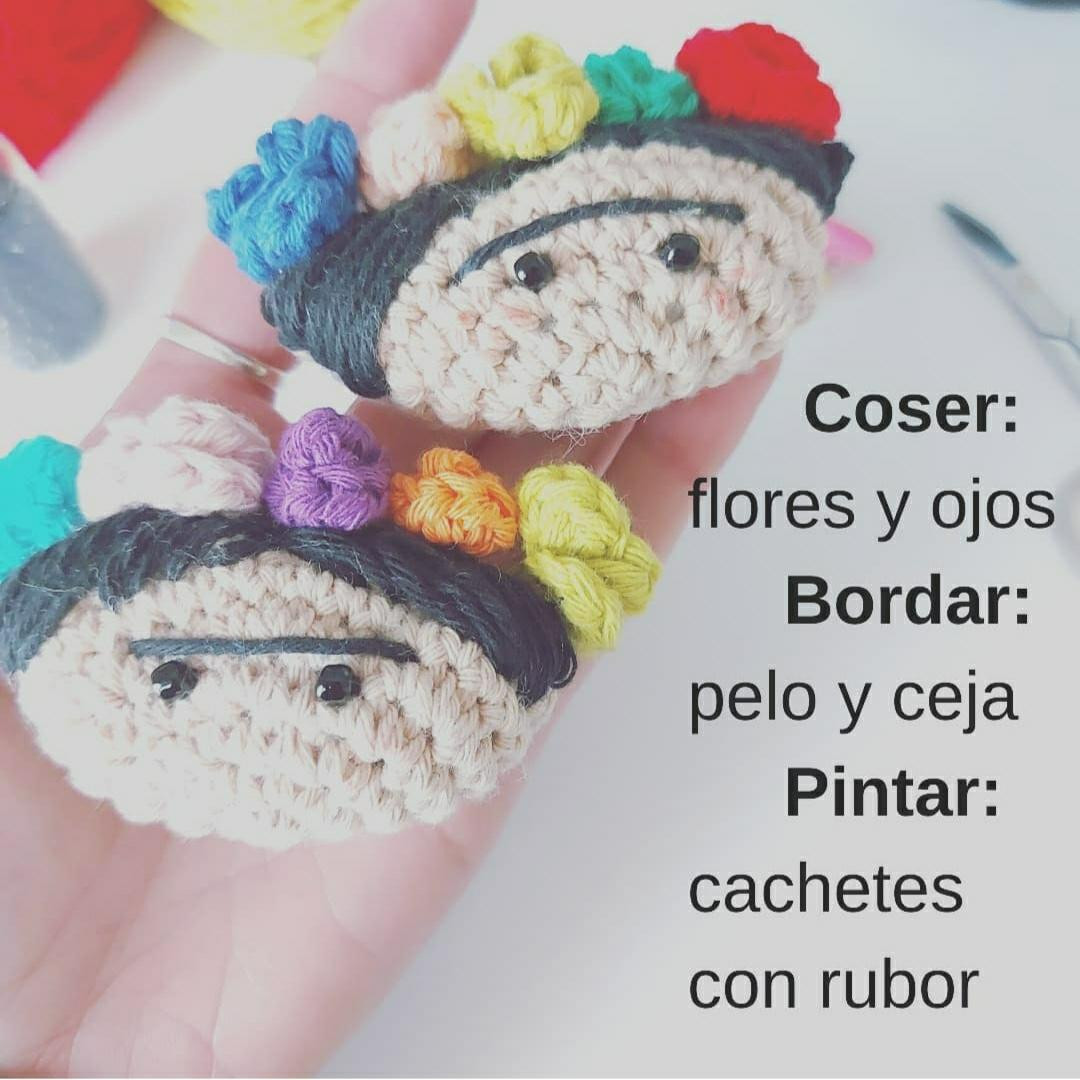 Patrón gratuito para amigurumi Frida Kahlo con flores y ceja unida