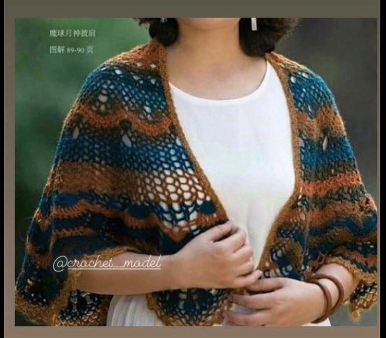 Poncho Pattern: Blue and Beige Chevron Design with Detailed Crochet Chart