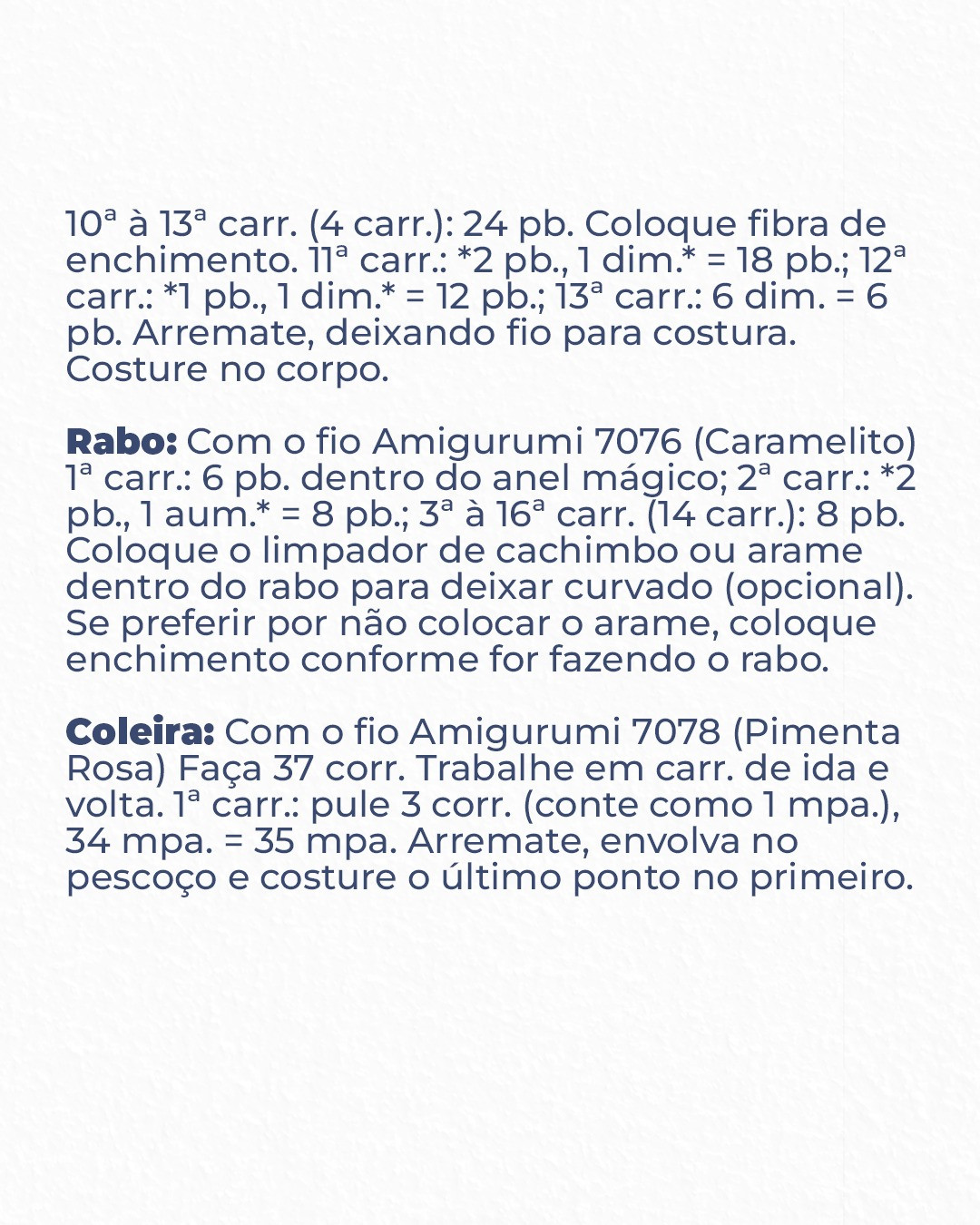 Receita de Amigurumi Cachorro Caramelo - Búp bê chó móc len màu caramel với chi tiết mũi đen và cổ áo đỏ