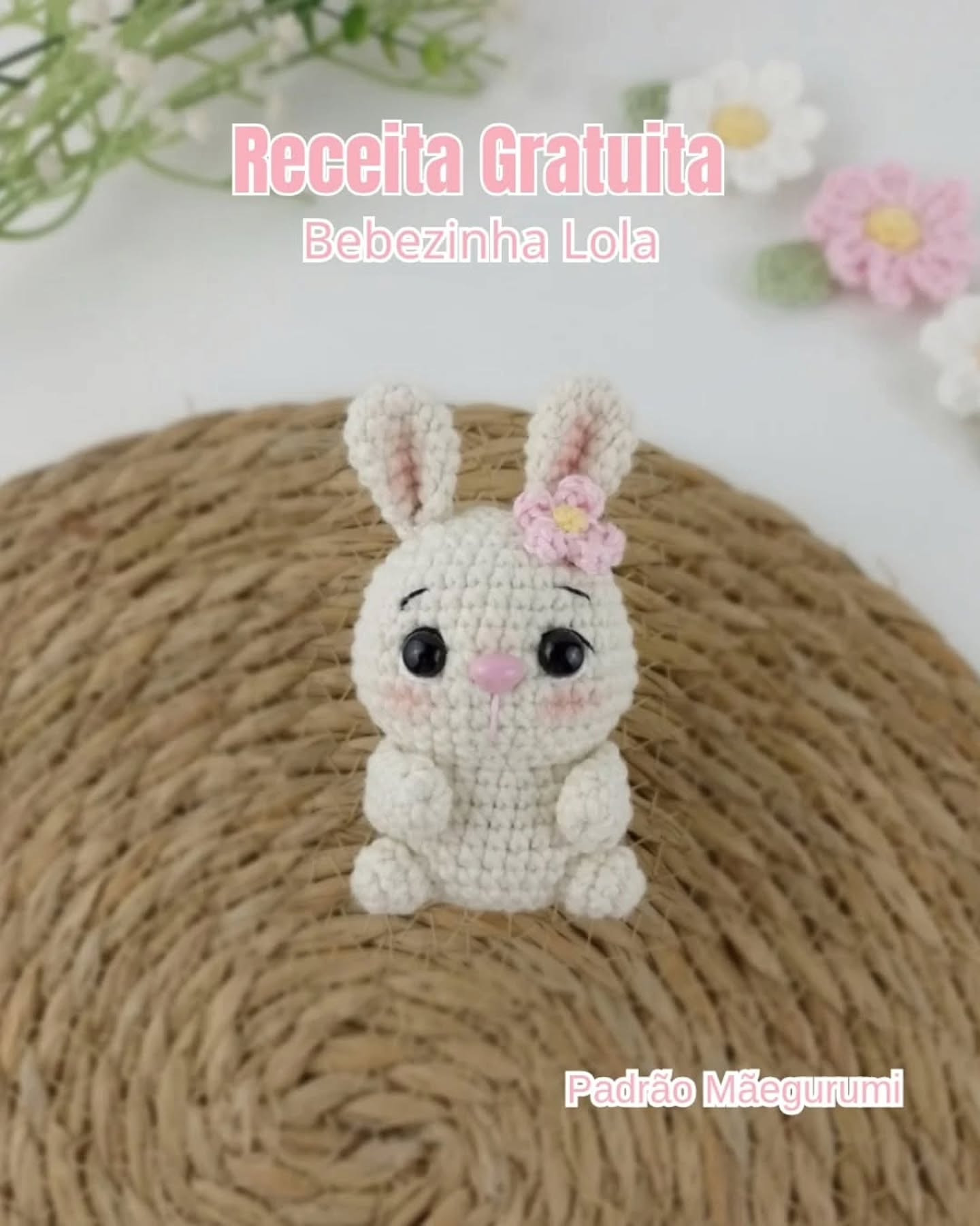 Receita Gratuita Amigurumi Bebezinha Lola: Coelho Branco Fofinho com Flor Rosa