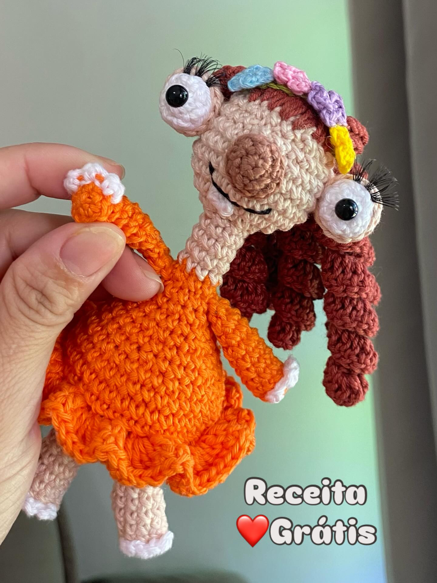 Receita Gratuita Amigurumi Namorada do Sid: Búp bê móc len mặc váy cam, tóc dài