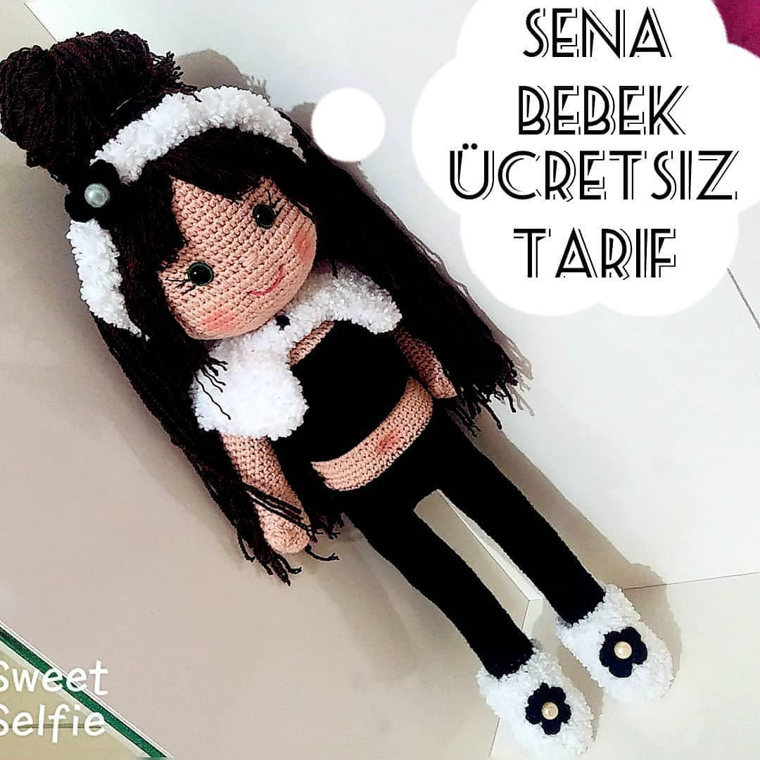 Sena Bebek - Búp bê móc len Sena với tóc đen, quần áo màu đen và trắng, kèm hướng dẫn chi tiết từng bước