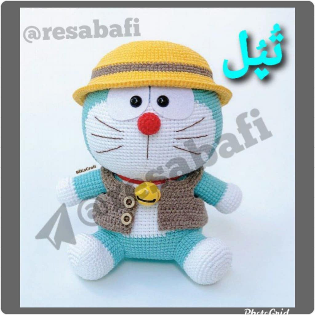 Sơ đồ móc len búp bê Doraemon (Amigurumi) với mũ vàng và áo vest