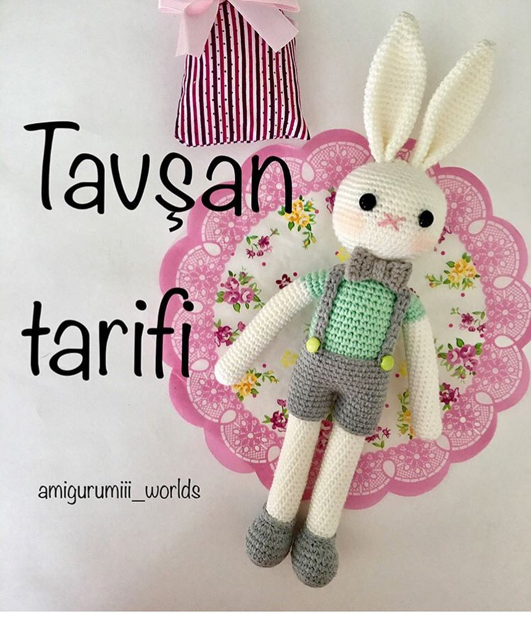 Tavşan tarifi: Búp bê thỏ móc len màu trắng mặc áo xanh và quần yếm xám