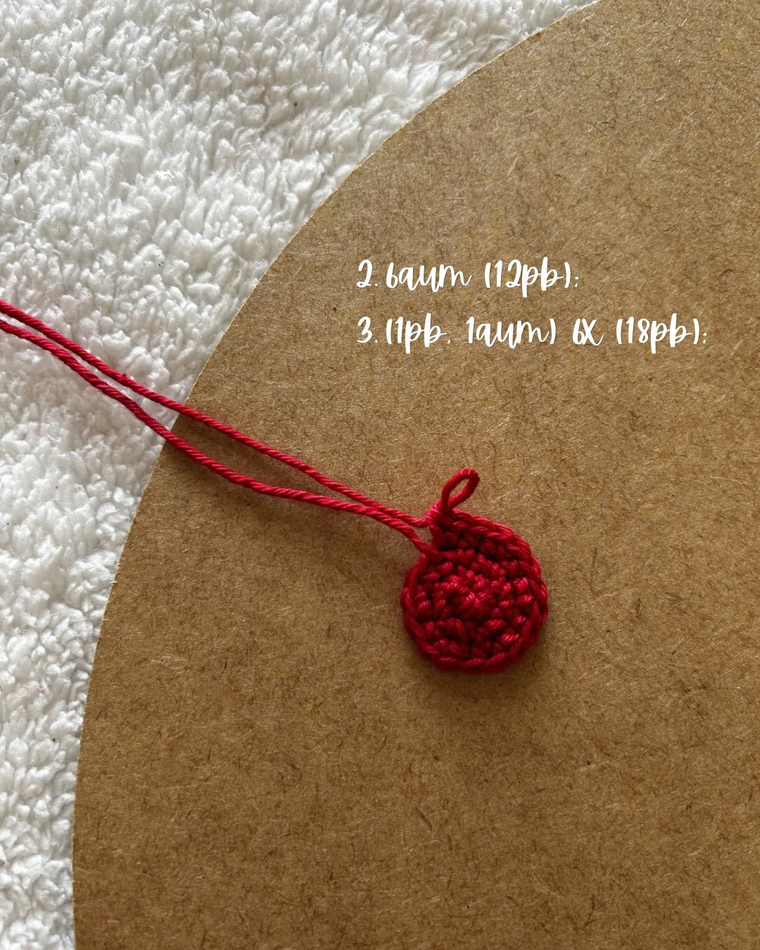 Tutorial rápido: Como fazer florzinhas amigurumi vermelhas e brancas para chaveiro e lembrancinhas