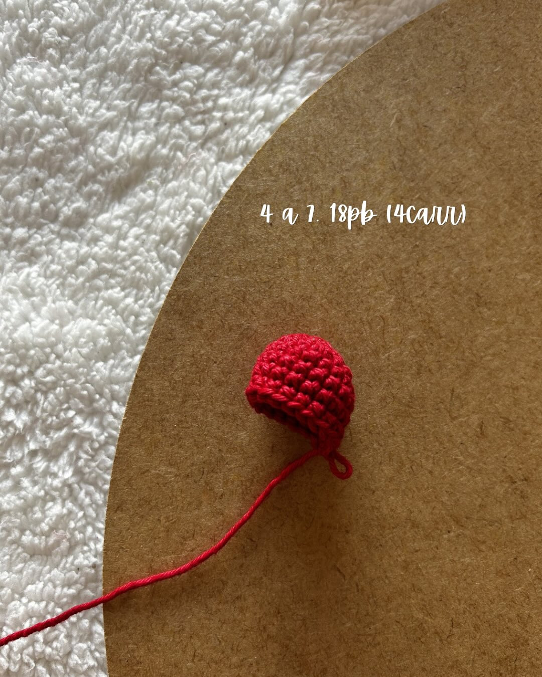 Tutorial rápido: Como fazer florzinhas amigurumi vermelhas e brancas para chaveiro e lembrancinhas