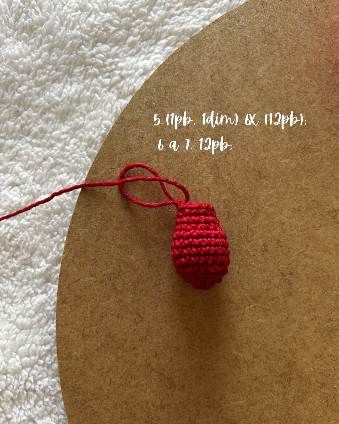 Tutorial rápido: Como fazer florzinhas amigurumi vermelhas e brancas para chaveiro e lembrancinhas