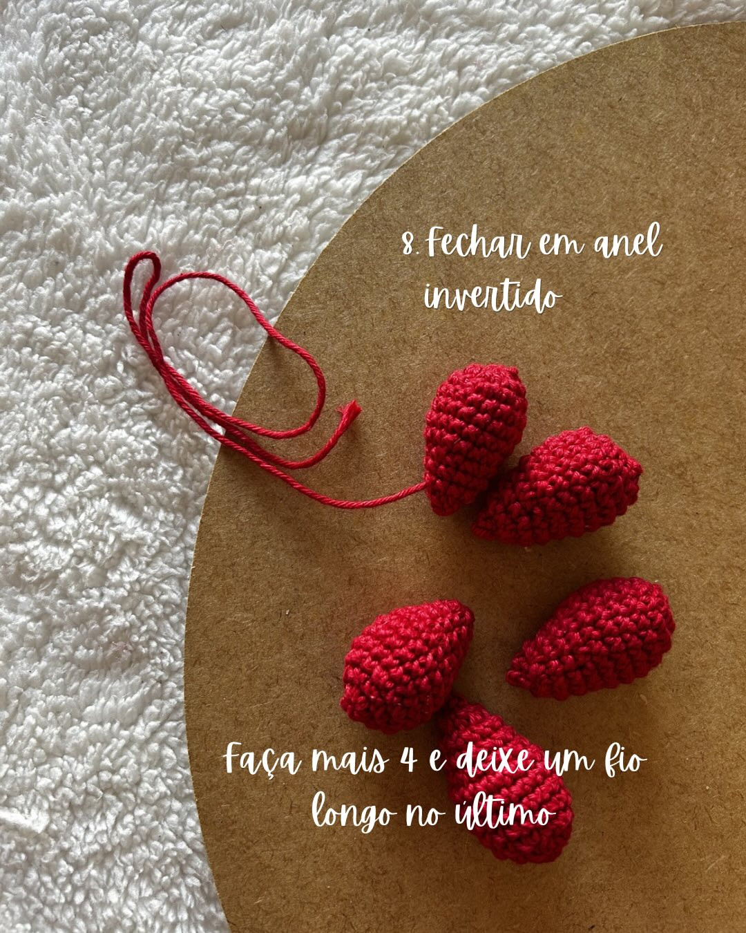 Tutorial rápido: Como fazer florzinhas amigurumi vermelhas e brancas para chaveiro e lembrancinhas