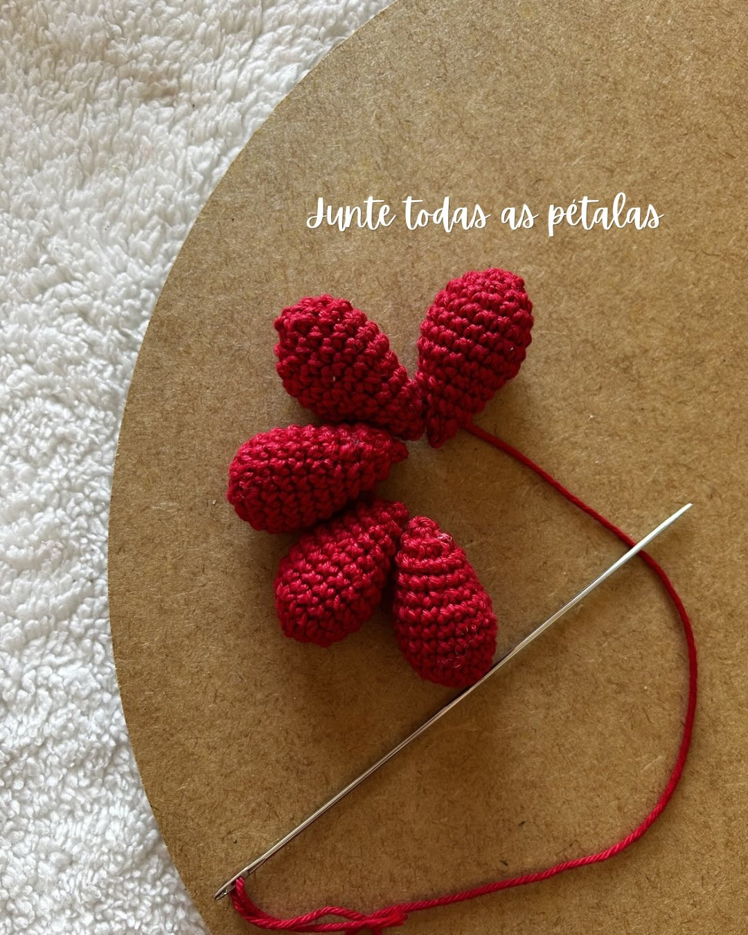 Tutorial rápido: Como fazer florzinhas amigurumi vermelhas e brancas para chaveiro e lembrancinhas