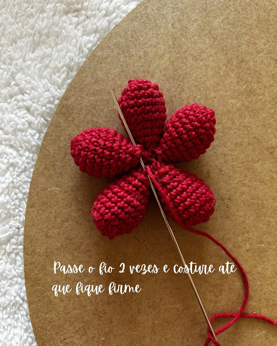 Tutorial rápido: Como fazer florzinhas amigurumi vermelhas e brancas para chaveiro e lembrancinhas