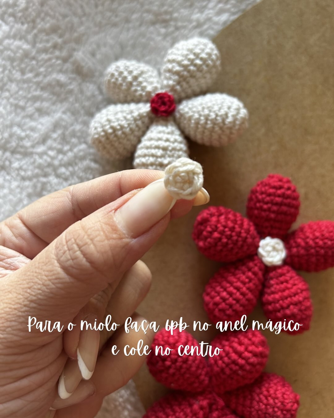 Tutorial rápido: Como fazer florzinhas amigurumi vermelhas e brancas para chaveiro e lembrancinhas