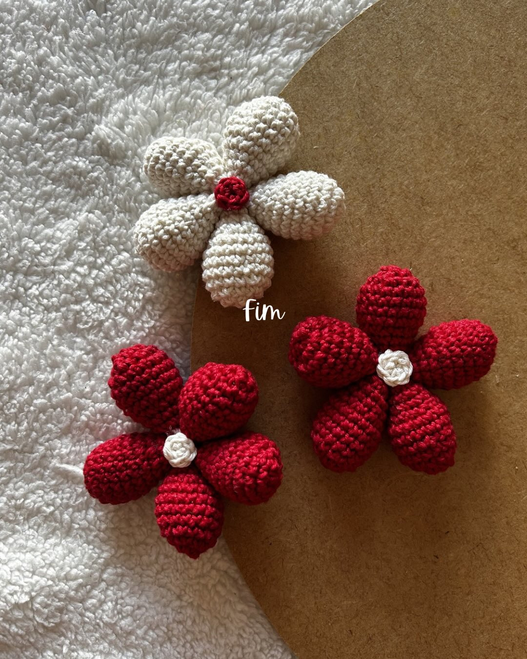 Tutorial rápido: Como fazer florzinhas amigurumi vermelhas e brancas para chaveiro e lembrancinhas