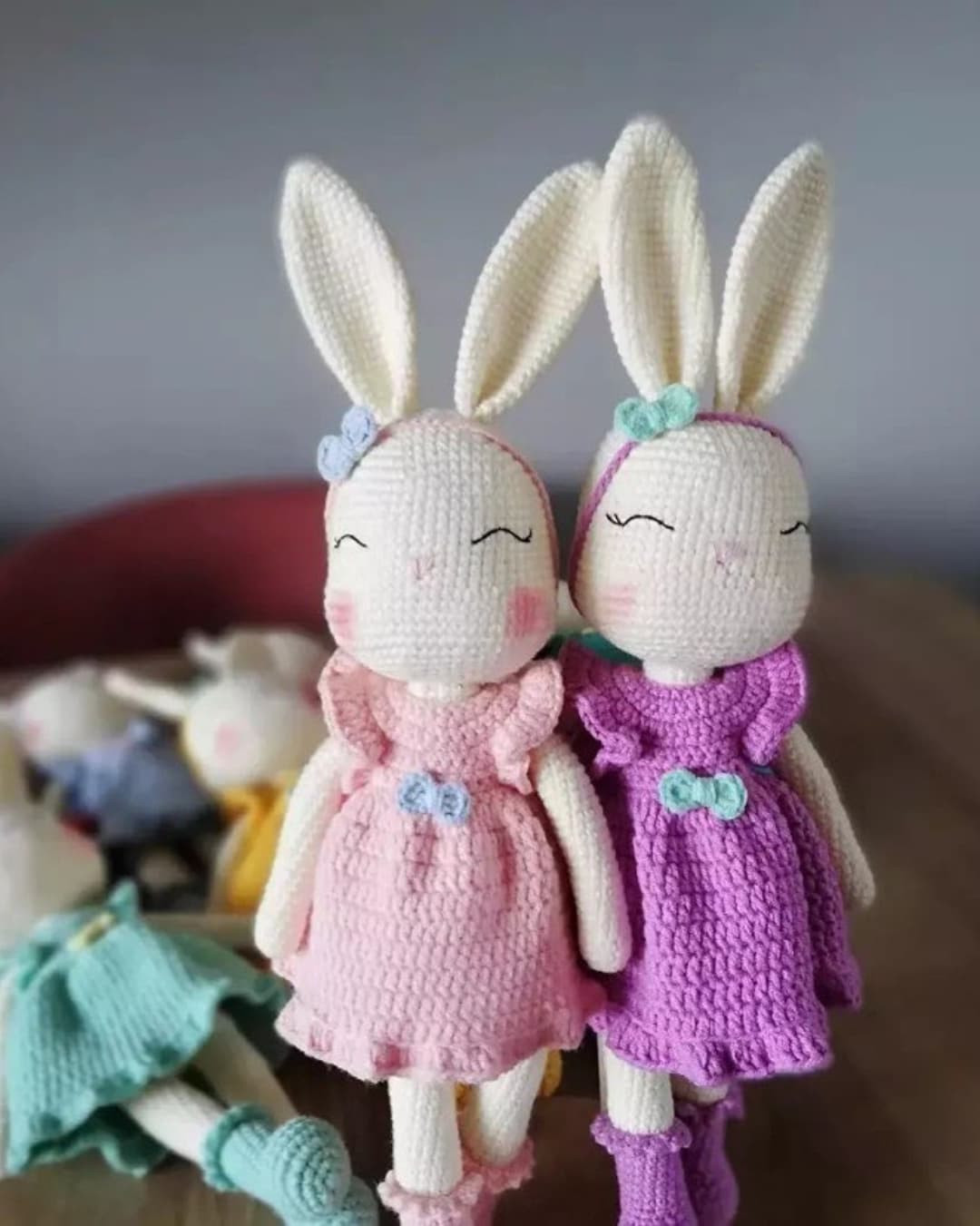 Ücretsiz Tavşan Amigurumi Tarifi: Elbise, Fiyonk ve Saç Bandı Yapım Adımları