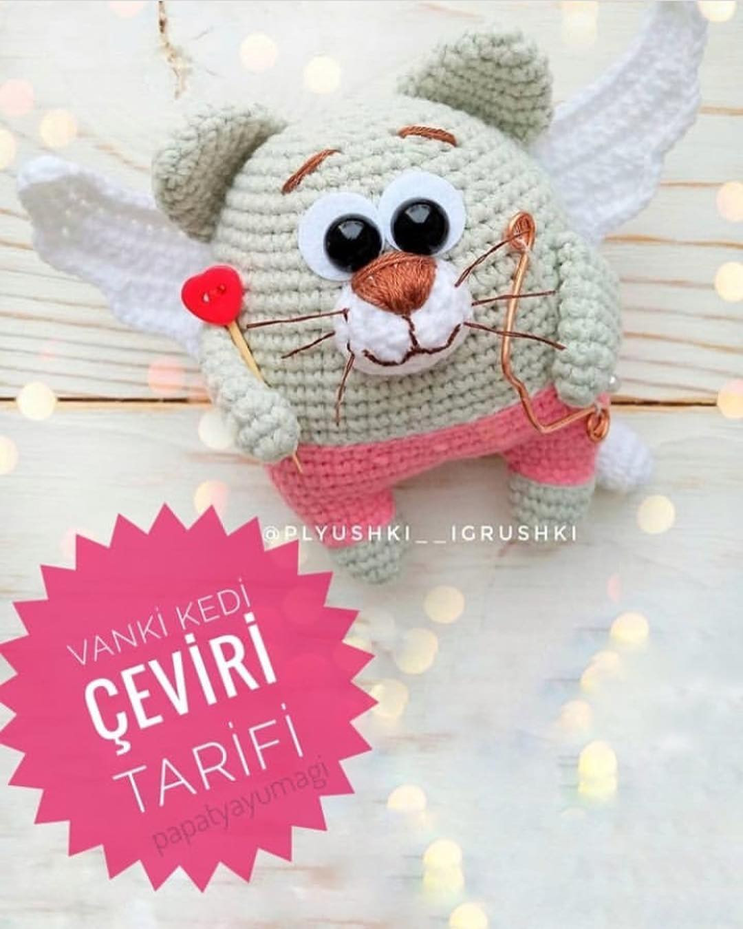 Vanki Kedi Çeviri Tarifi - Búp bê mèo thần tài Vanki màu xanh lá với cánh trắng và quần hồng
