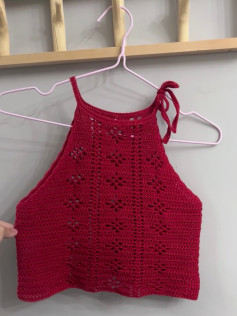 Áo hai dây móc len màu đỏ với họa tiết hoa văn tinh tế, thiết kế dây buộc vai và bảng chart hướng dẫn chi tiết