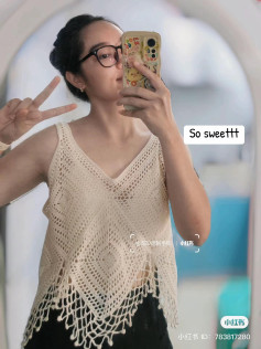 Áo yếm móc len màu kem họa tiết mắt lưới, công thức mẫu áo mặc với quần jean