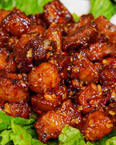 Ba Rọi Chiên Tỏi Ớt Giòn Rụm Sốt Cay Mặn Ngọt