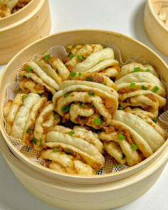 Bánh bao hấp thịt heo và hành lá mềm xốp, món ăn sáng ngon cho bé