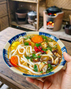 Bánh canh chay thanh ngọt đậm đà rau củ với bắp, cà rốt và nấm