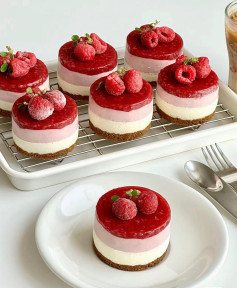 Bánh cheesecake dâu tây không lò, lớp kem ba màu trắng hồng đỏ với topping dâu tươi