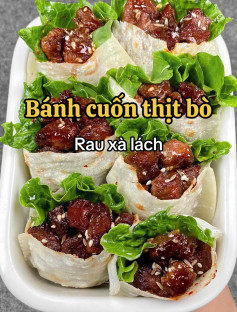 Bánh cuốn thịt bò sốt mật ong, hạt thì là và vừng, ăn kèm rau xà lách giòn mát