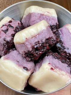 Bánh khoai môn nếp cẩm hấp: Lớp vỏ trắng, nhân tím và cơm đen ngọt ngào